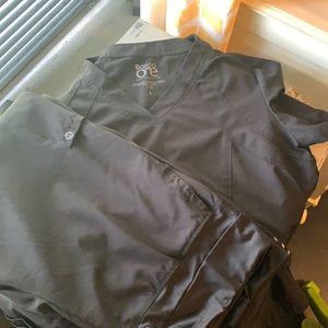 Barco One large scrub set